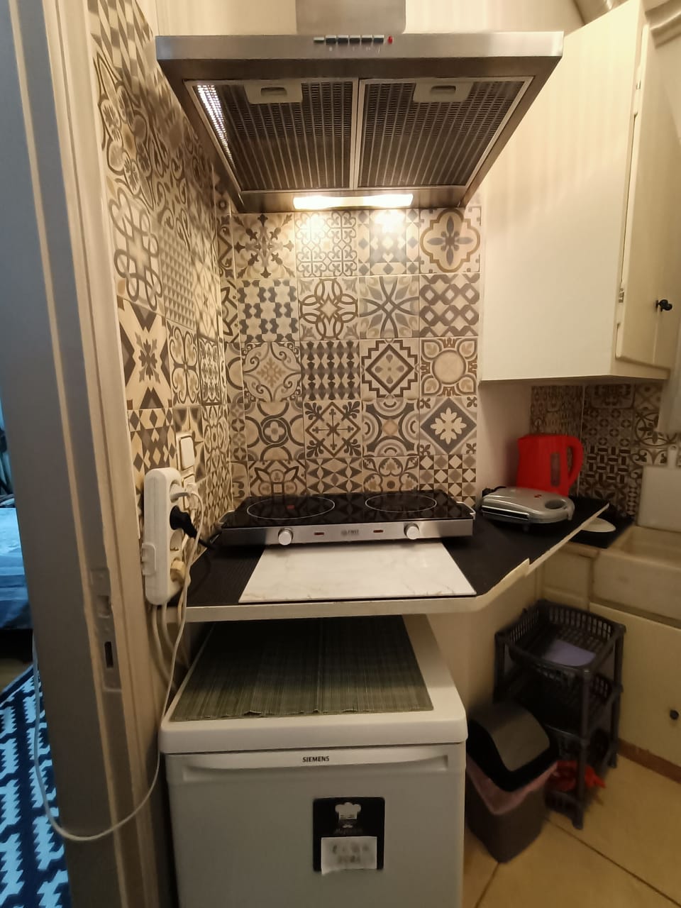 City Apartment | Private kitchen | Mini-fridge, microwave, stovetop, coffee/tea maker