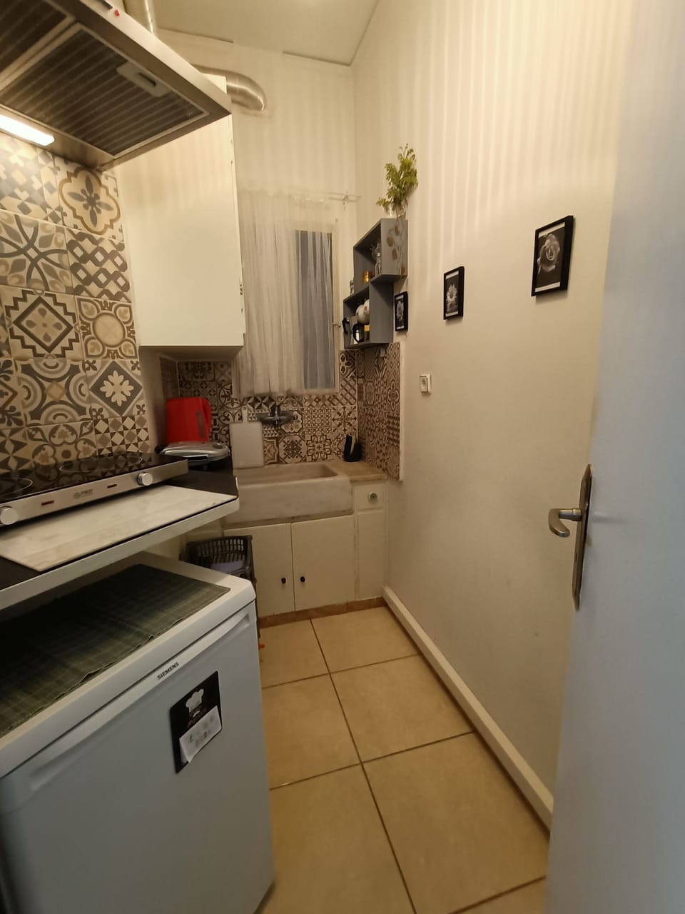 City Apartment | Private kitchen | Mini-fridge, microwave, stovetop, coffee/tea maker