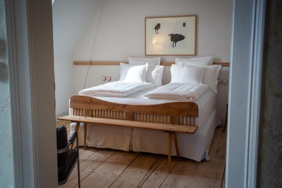 Egyptian cotton sheets, premium bedding, down comforters, pillowtop beds