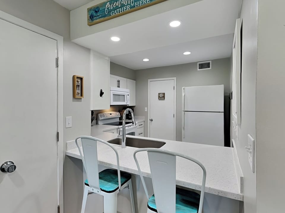 Breakfast Bar - First Floor
