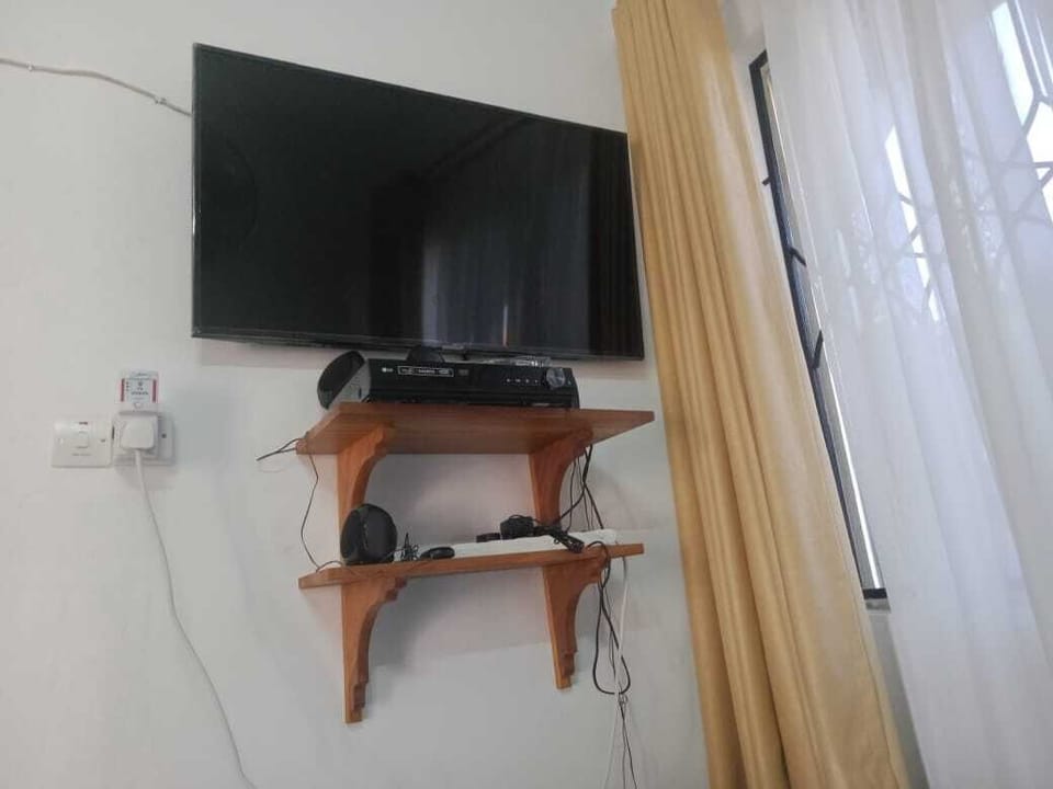 Deluxe Studio Suite | Living area | 24-inch Smart TV with digital channels
