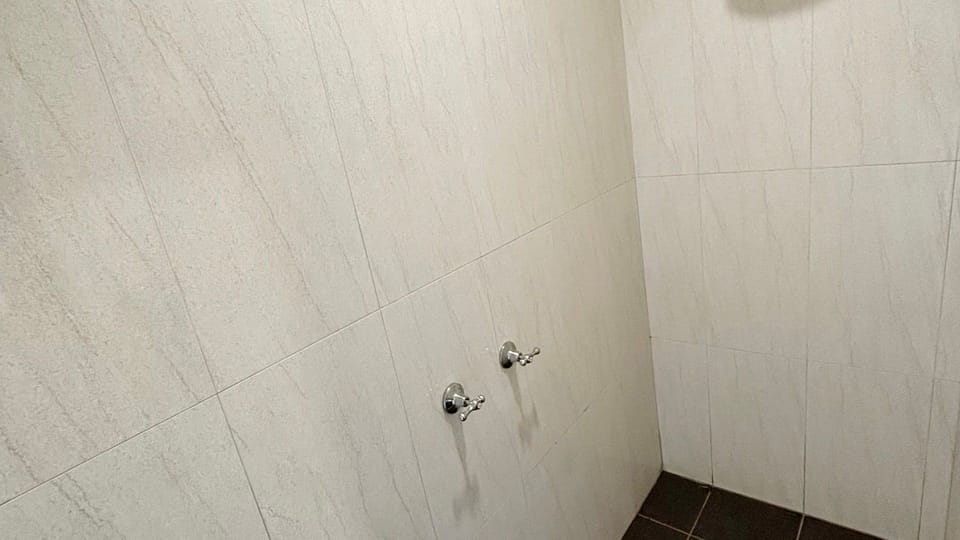 'Sleep-out' ensuite. 