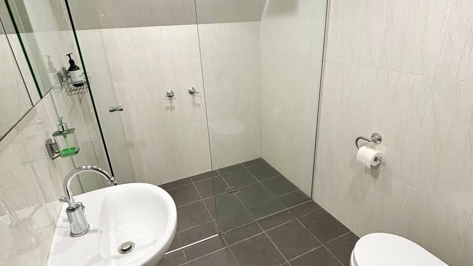 Main bathroom. 