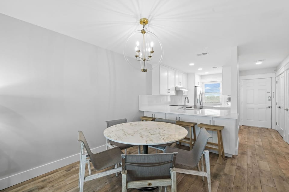 Dining Area with Seating for 4