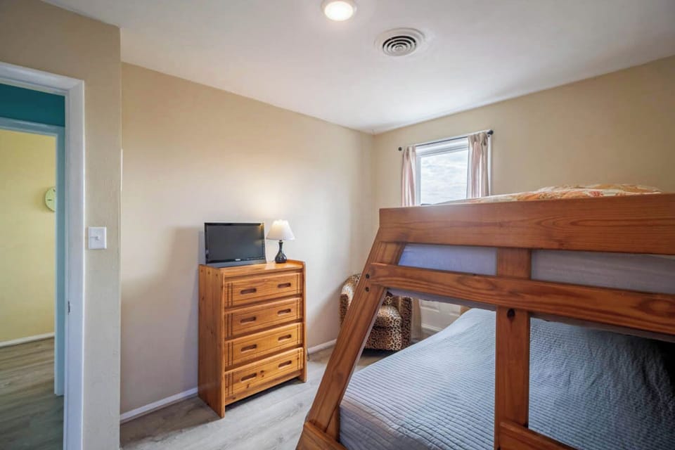 Pyramid Bunk Bedroom