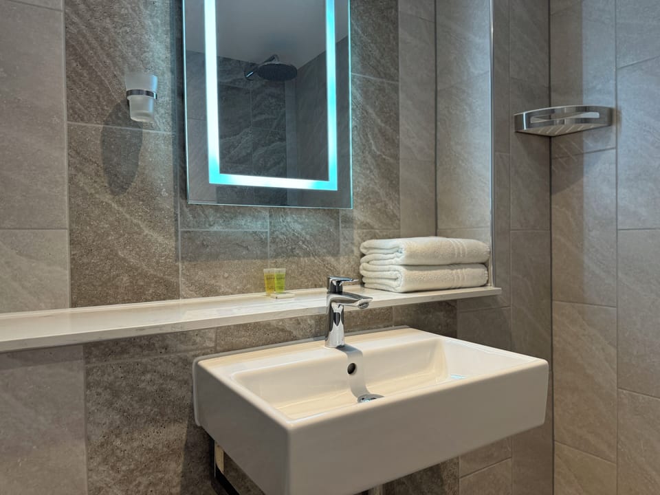 Shower, rainfall showerhead, free toiletries, hair dryer
