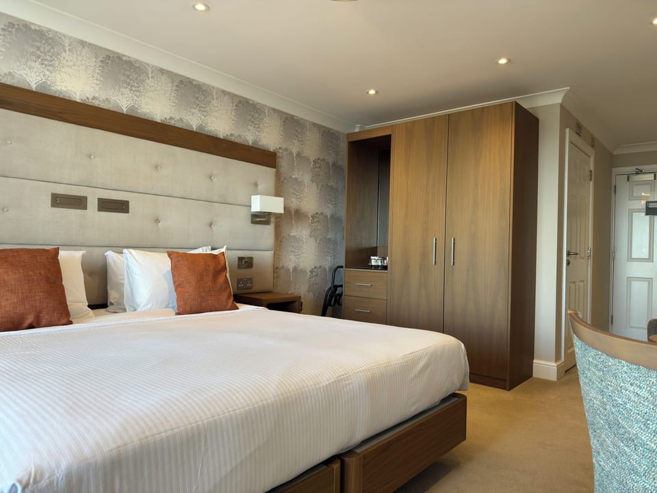 Suite | In-room safe, desk, iron/ironing board, WiFi (free)