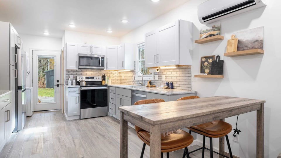House (2 Bedrooms) | Private kitchen | Fridge, microwave, oven, stovetop