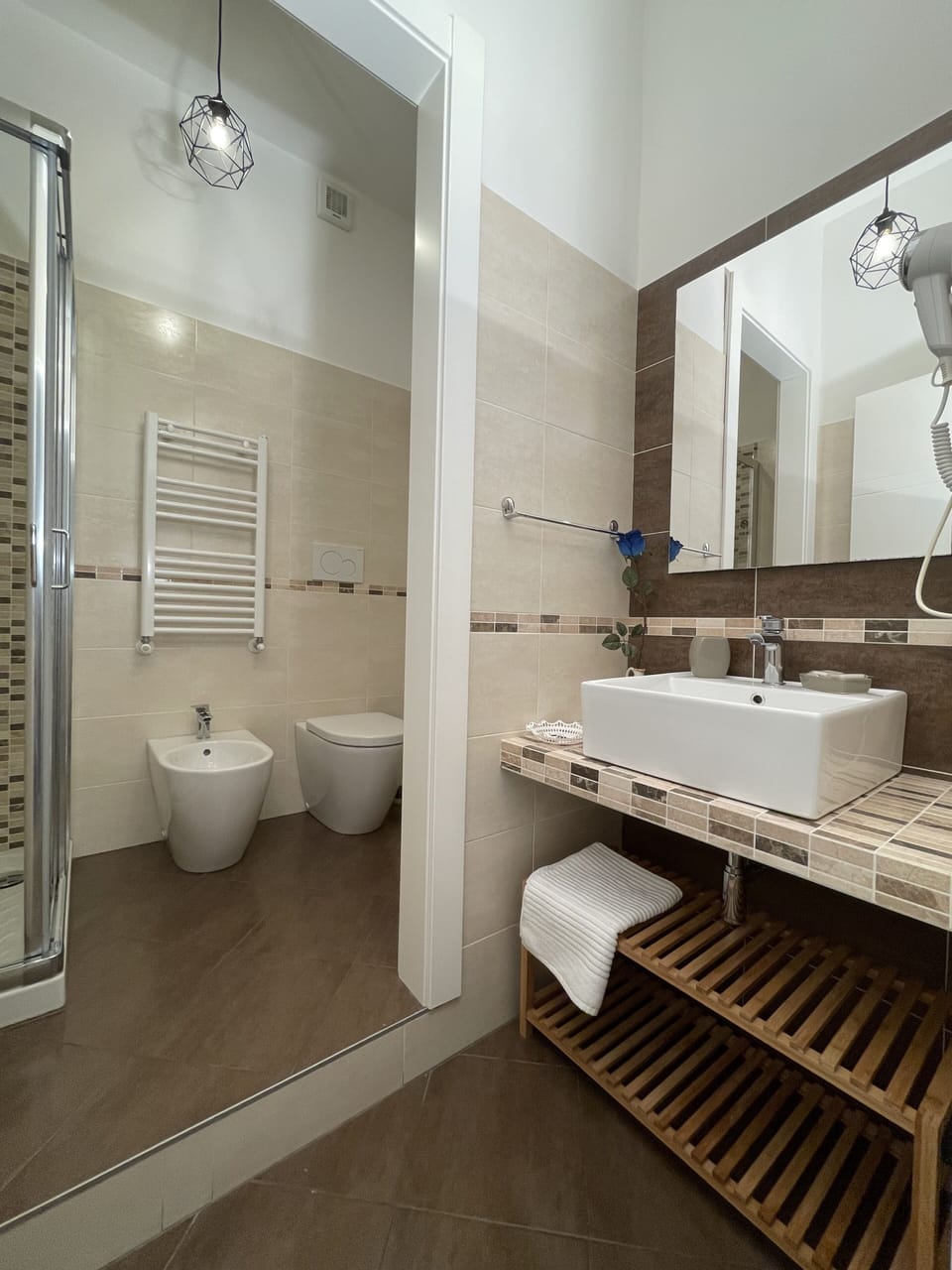 Shower, rainfall showerhead, free toiletries, hair dryer