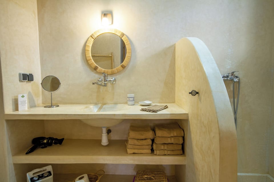 Junior Suite | Bathroom | Shower, hair dryer, towels, soap