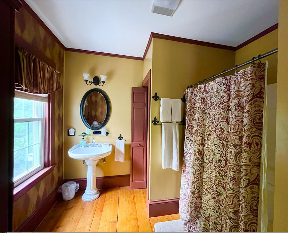 Superior Room | Bathroom | Shower, free toiletries, hair dryer, towels