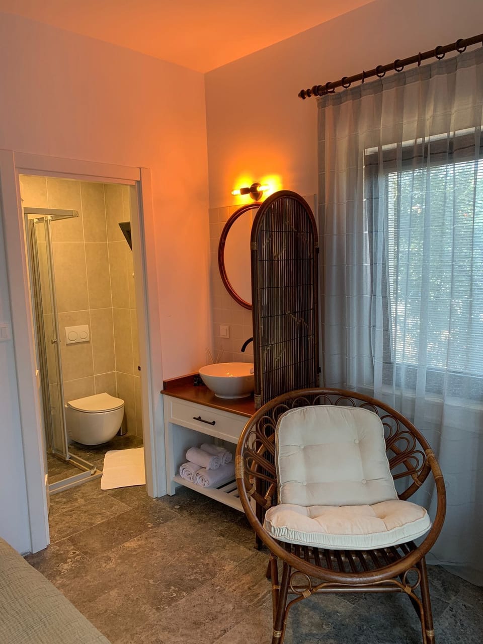 Deluxe Double Room | Bathroom | Shower, hair dryer, towels