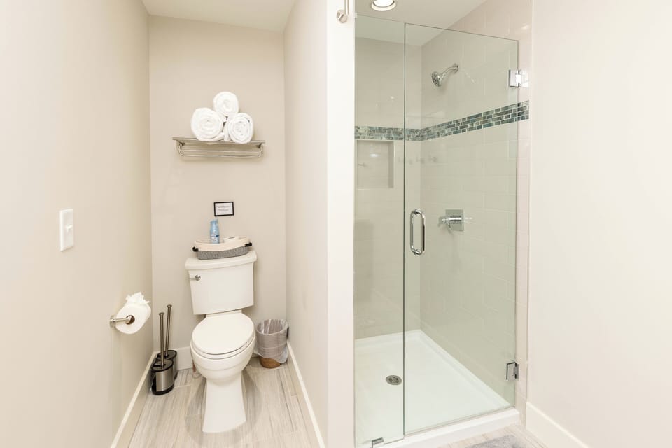 HemlockHideaway 33 Bedroom1Bathroomview1