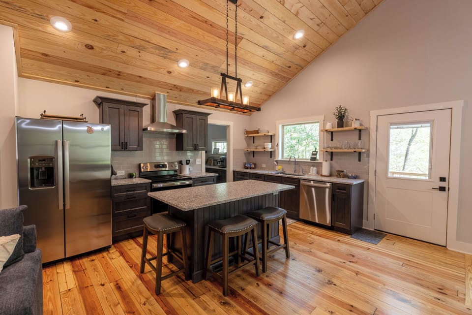 HemlockHideaway 9 KitchenView4