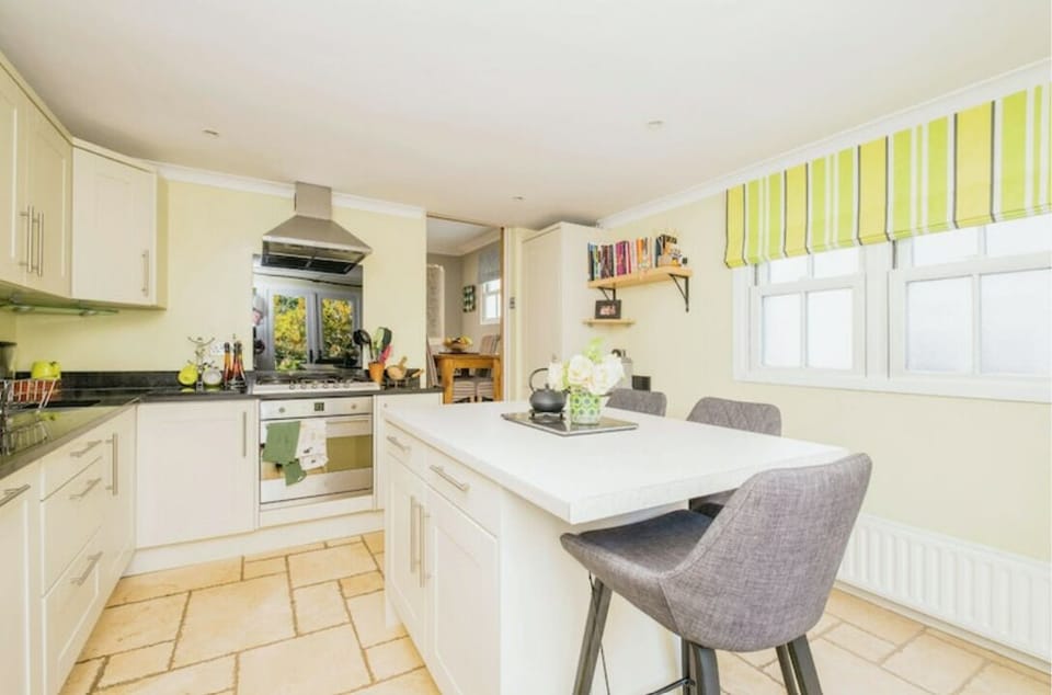 Fully equipped kitchen with electric fan oven and gas hob