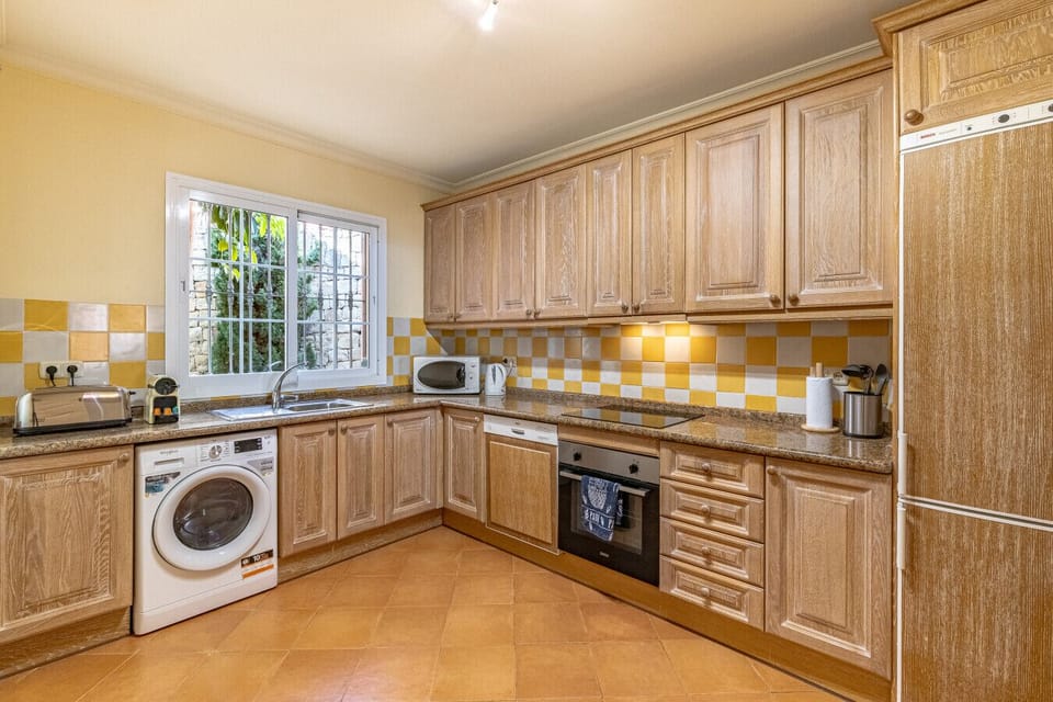 Fully-equipped kitchen with serving hatch, Nespresso coffee maker, oven, dishwasher, washing machine, etc