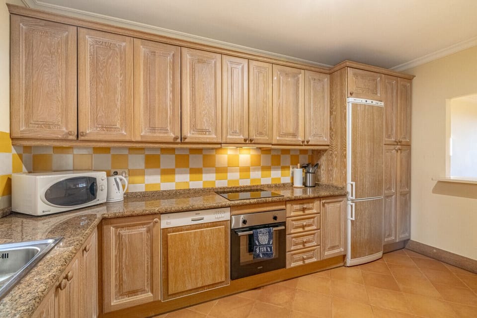 Fully-equipped kitchen with serving hatch, Nespresso coffee maker, oven, dishwasher, washing machine, etc