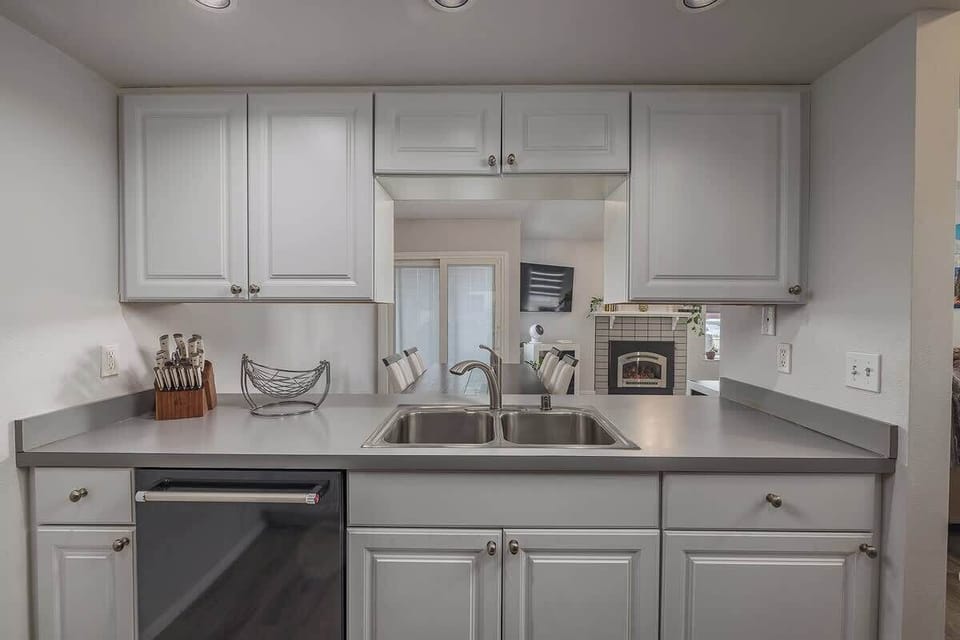Spacious fully equipped kitchen 