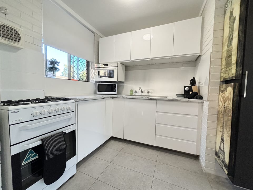 Full kitchen with gas stove and oven, microwave, fridge and convection oven