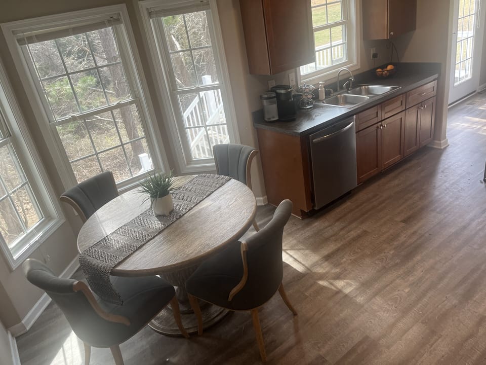 A k-cup keurig is available for use in the kitchen.