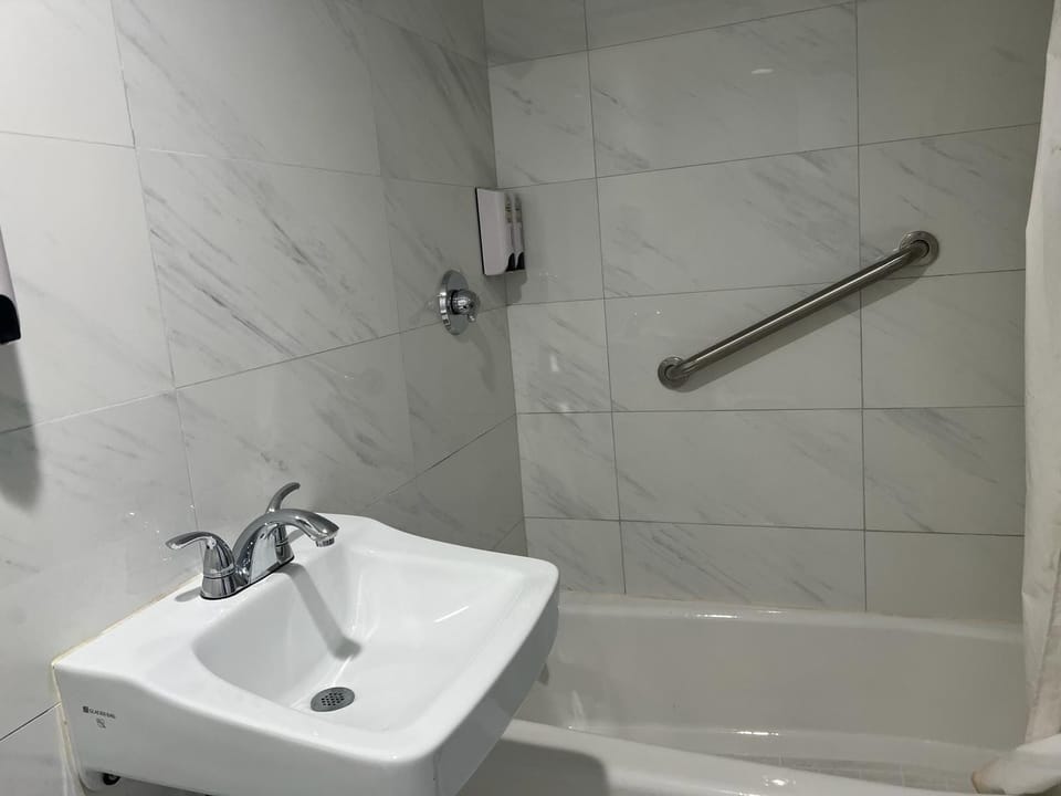 Basic Single Room | Bathroom | Towels