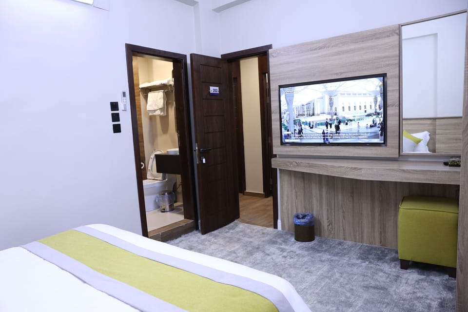 Deluxe Double Room | Iron/ironing board, WiFi (free), bed sheets