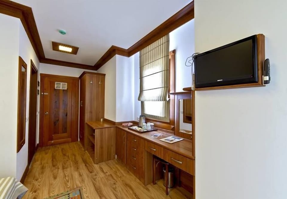 Standard Room, Mountain View | Free minibar items, in-room safe, soundproofing, free cribs/infant beds