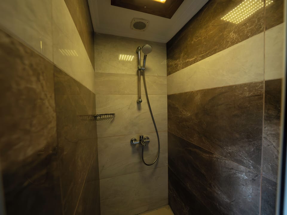 Duplex, River View | Bathroom | Hair dryer, slippers, towels