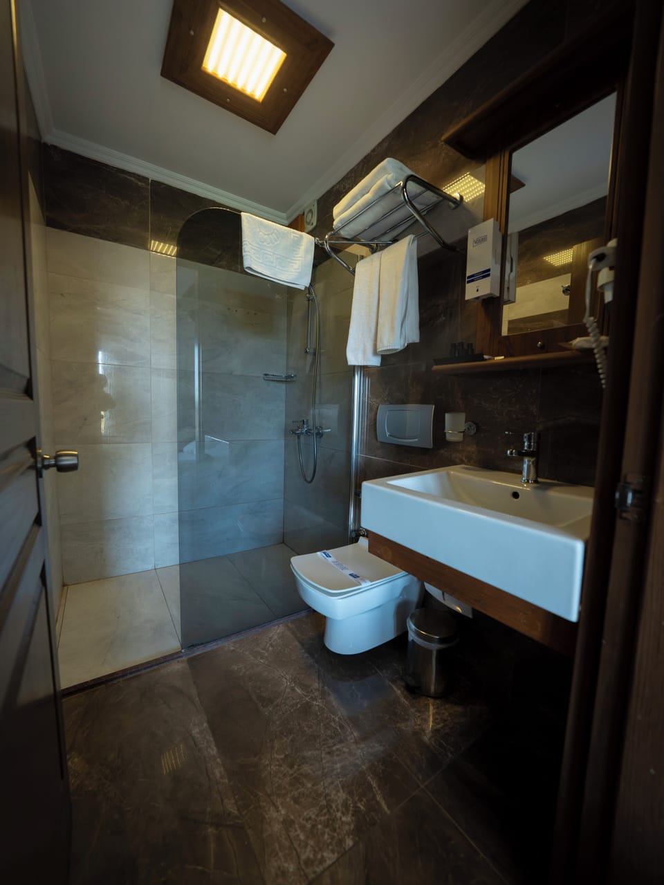 Duplex, River View | Bathroom | Hair dryer, slippers, towels