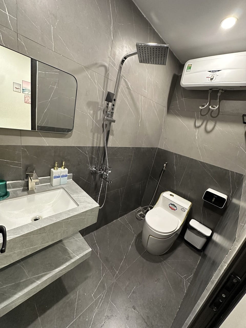 City Double Room | Bathroom | Shower, rainfall showerhead, free toiletries, hair dryer