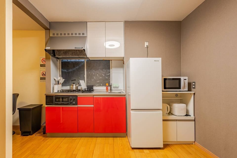 Basic Apartment | Private kitchen | Stovetop, electric kettle