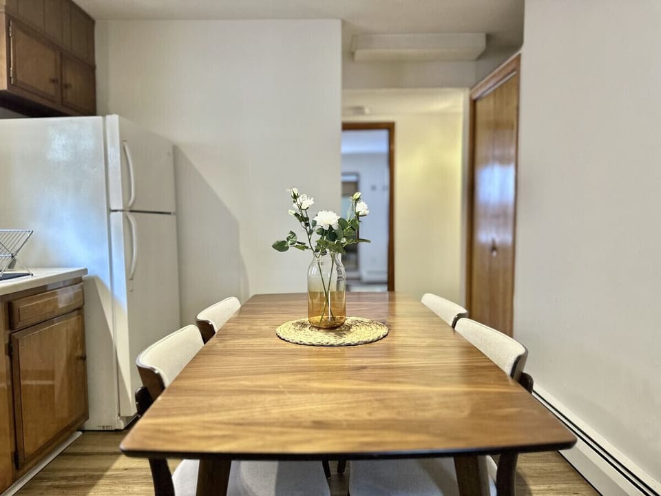Dine-in convenience in the heart of New Haven! Our centrally located apartment boasts a charming dining room.