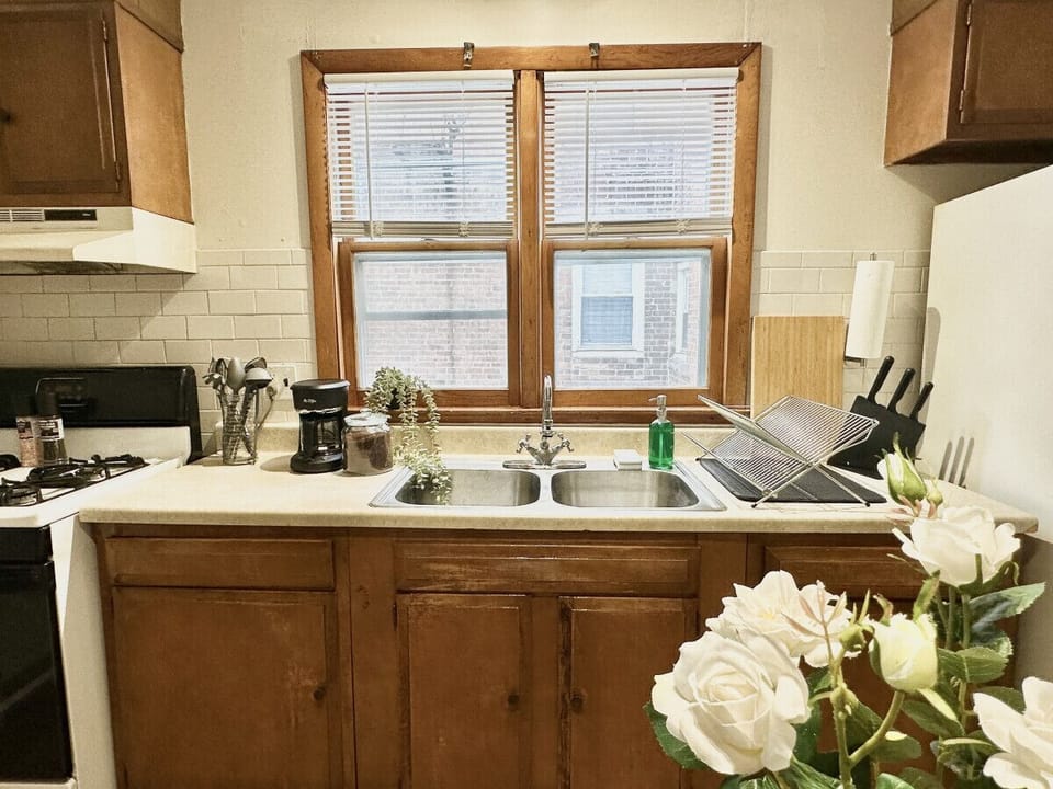 Fully equipped haven near Wooster Square! Explore New Haven & relax in comfort - everything you need awaits.