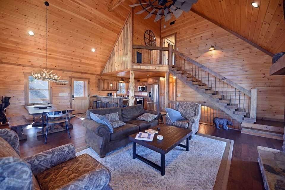 Mountain Oasis, Luxury Pet Friendly cabin rental in Blue Ridge