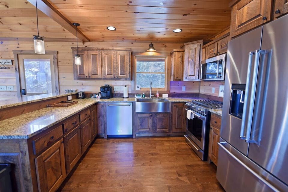 Mountain Oasis, Luxury Pet Friendly cabin rental in Blue Ridge