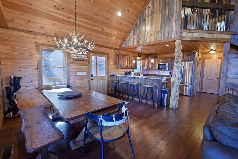 Mountain Oasis, Luxury Pet Friendly cabin rental in Blue Ridge