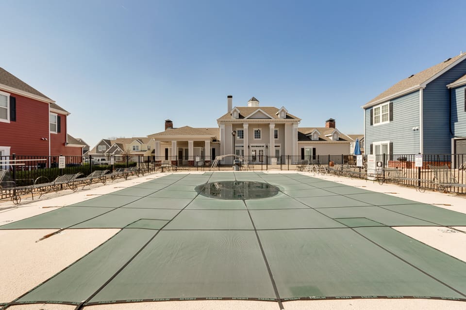 Community Pool (Memorial Day-Labor Day Only)