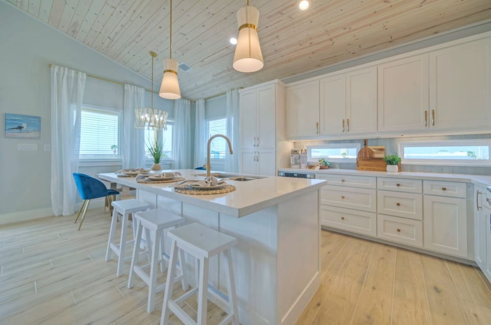 Fully equipped kitchen.