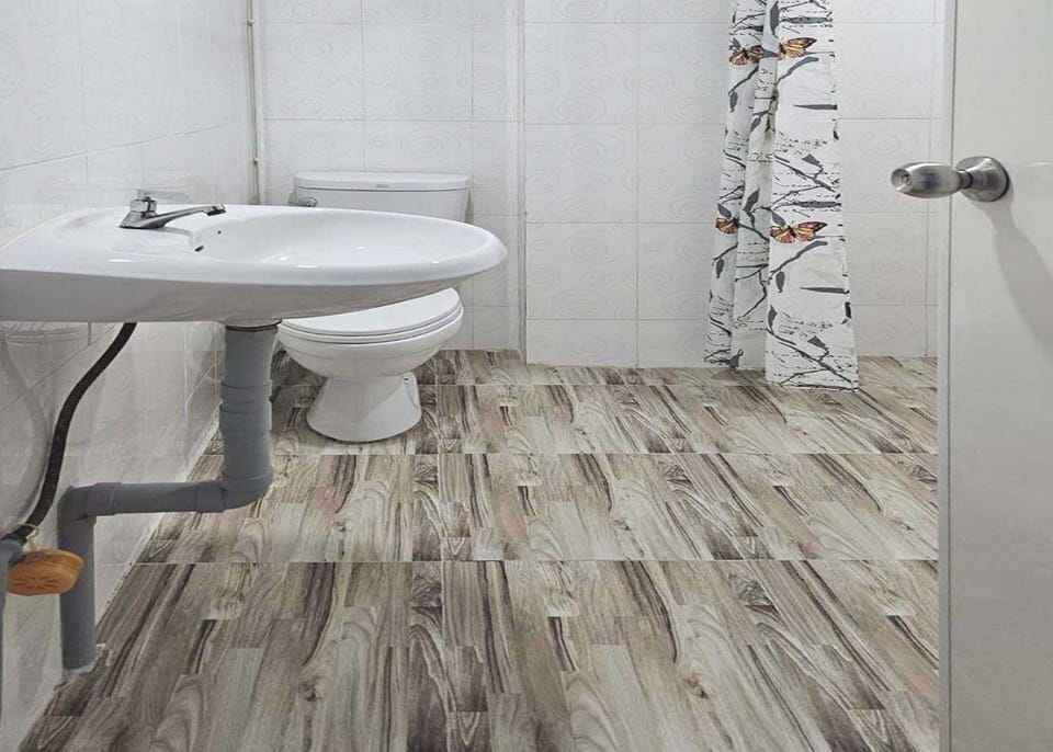 Shower, rainfall showerhead, free toiletries, hair dryer