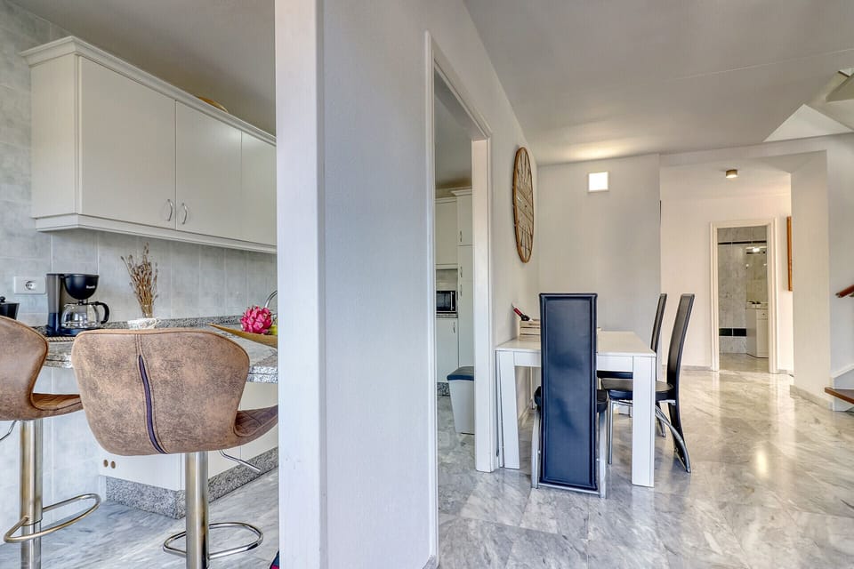Dining area connected w/fully equipped kitchen