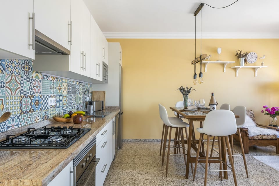 Fully equipped kitchen w/ dining area