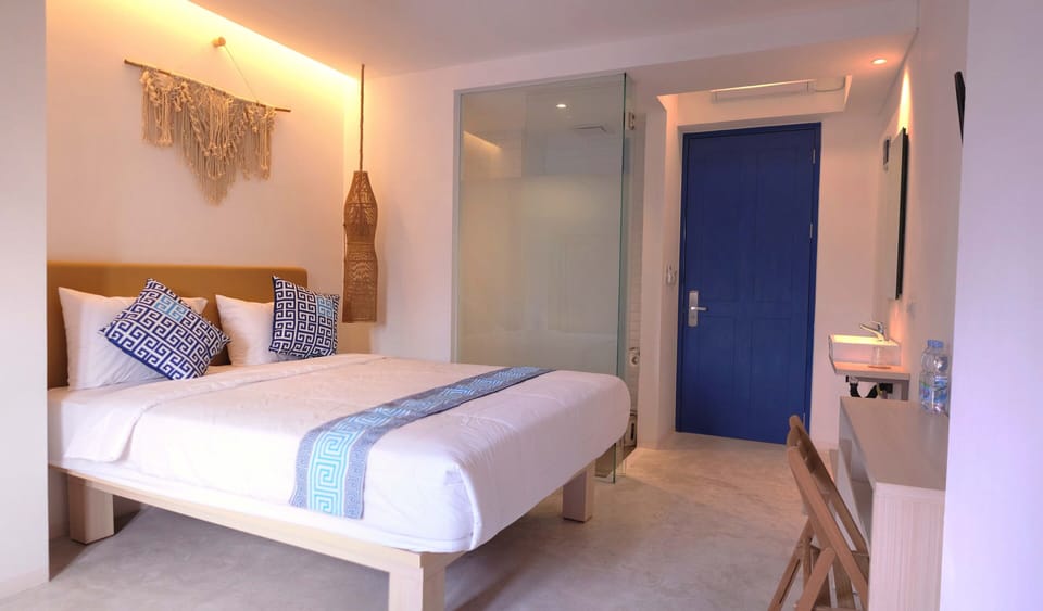 Deluxe Queen Room | Desk, free WiFi, bed sheets