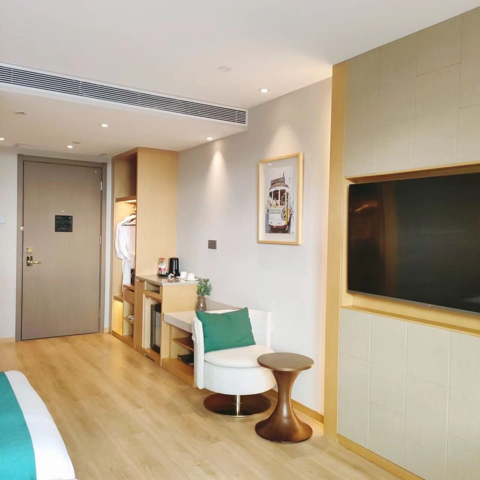 Premier Twin Room, 1 Bedroom | Premium bedding, in-room safe, desk, laptop workspace