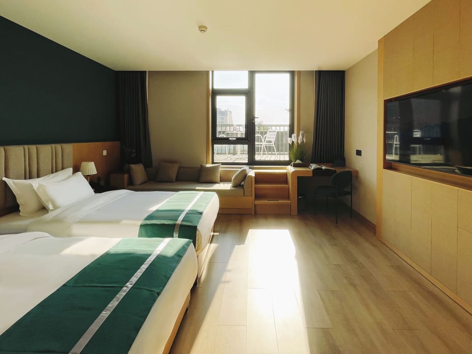 Premier Twin Room, 1 Bedroom | Premium bedding, in-room safe, desk, laptop workspace