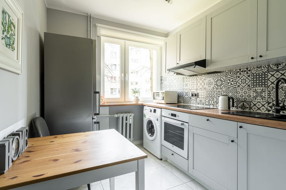 City Studio | Private kitchen | Fridge, stovetop, coffee/tea maker, electric kettle