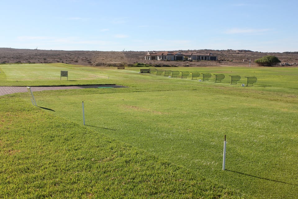 Indoor golf driving range