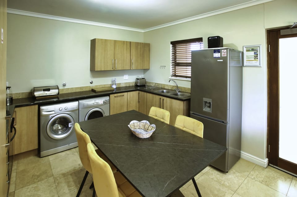 Full-size fridge, microwave, oven, stovetop