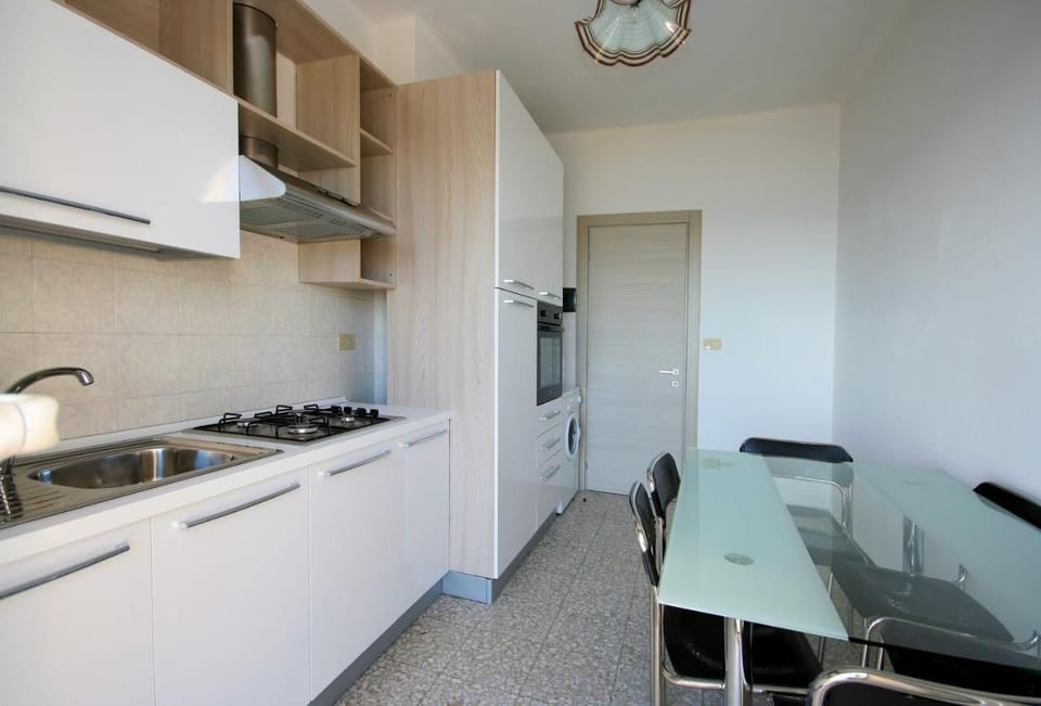 Apartment (2 Bedrooms) | Private kitchen | Microwave, oven, stovetop, cookware/dishes/utensils