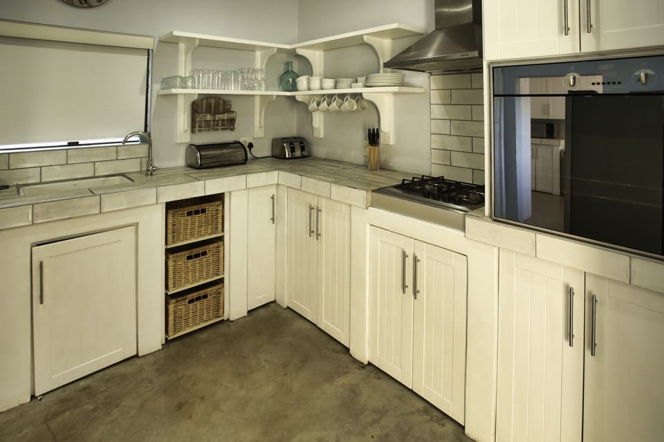 Comfort House | Private kitchen | Full-size fridge, microwave, oven, stovetop