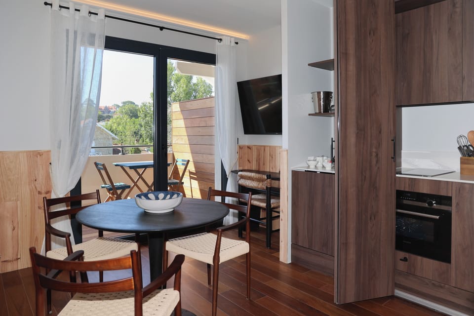 Suite Terrasse | Living area | TV